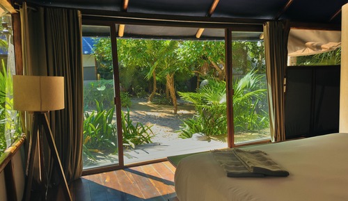 Cabaña de diseño, 1 cama de matrimonio grande, vistas al jardín, frente a la playa