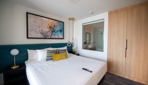 Estudio ejecutivo, 1 cama de matrimonio grande con sofá cama, bañera