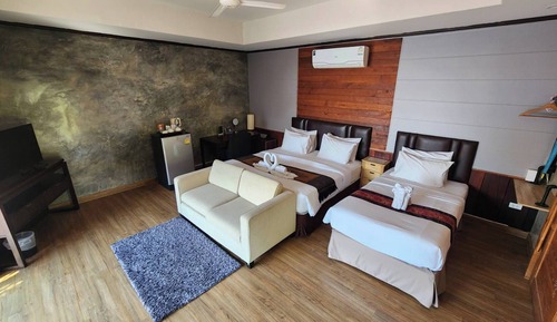 Habitación triple Deluxe, varias camas, acceso a la piscina