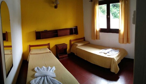 Habitación básica con 1 cama doble o 2 individuales