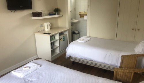 Habitación básica con 2 camas individuales