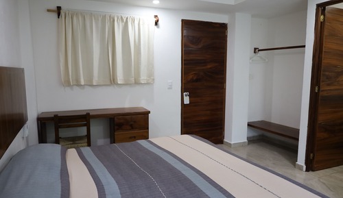 Habitación básica doble, 1 cama de matrimonio grande