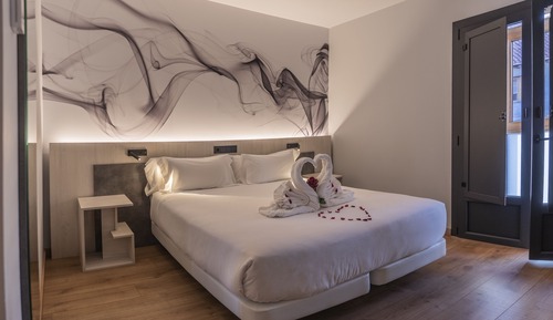 Habitación superior con 1 cama doble o 2 individuales (NERU Balcón)