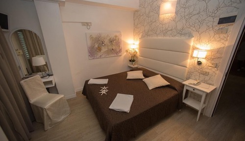 Habitación romántica con 1 cama doble o 2 individuales, balcón, vistas al mar