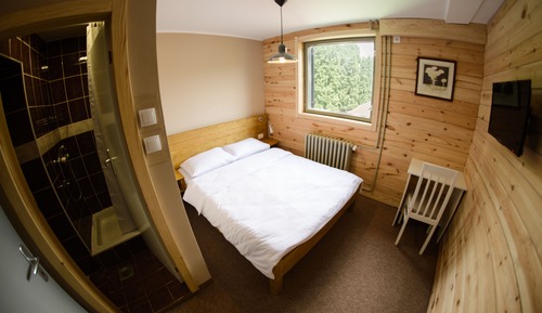Habitación básica con 1 cama doble o 2 individuales, baño compartido