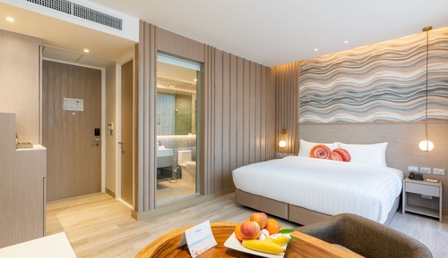 Habitación superior con 1 cama doble o 2 individuales, vistas a la piscina