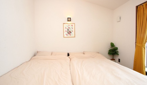 Habitación básica con 2 camas individuales
