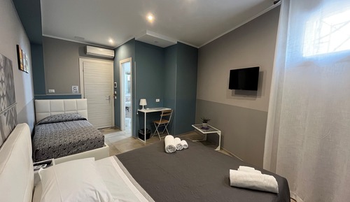 Habitación triple económica, en edificio anexo