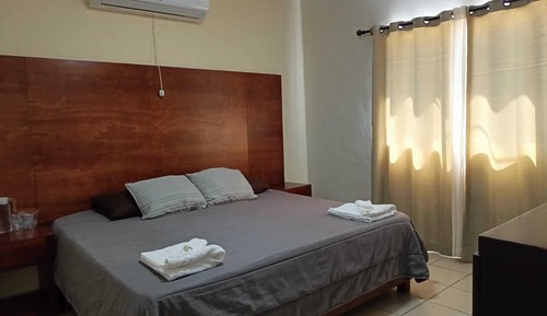 Habitación estándar con 1 cama doble o 2 individuales (Room 13)