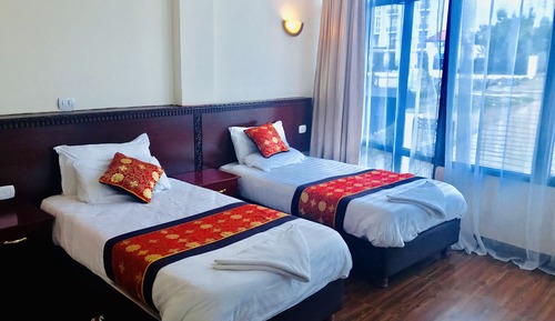 Habitación básica con 2 camas individuales