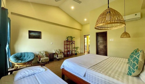 Habitación triple, vistas al mar