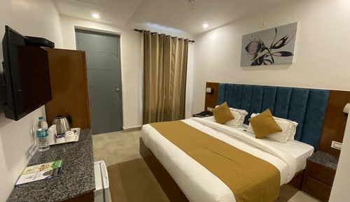 Habitación superior con 1 cama doble o 2 individuales, balcón, vistas a la ciudad