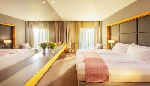 Habitación estándar doble, vistas parciales al mar (2 adults or 2 adults&1 child upto 6yo)
