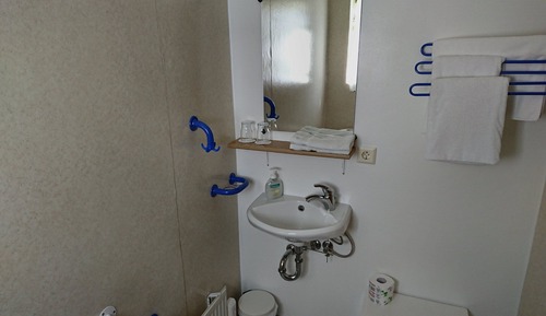 Habitación con 1 cama doble o 2 individuales, baño privado