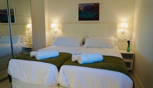 Habitación básica con 2 camas individuales