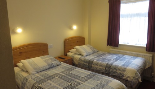 Habitación con 1 cama doble o 2 individuales, baño privado