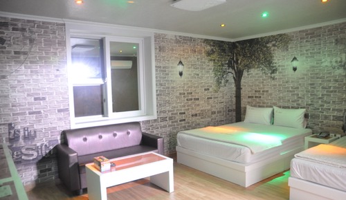Twin Room - Extra person charge 10,000 KRW on site more than 2 people