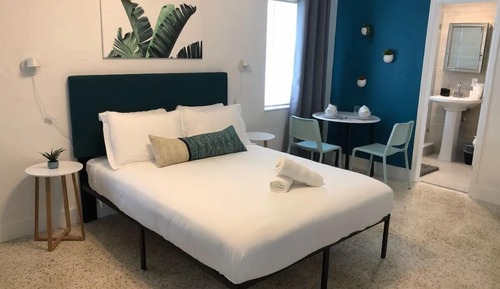 Estudio clásico, 1 cama de matrimonio, cocina, vistas a la ciudad