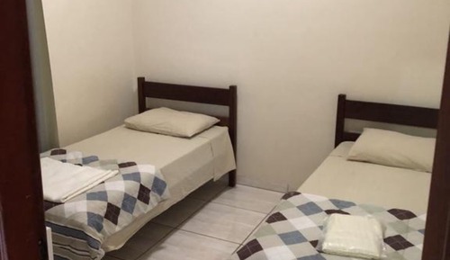 Habitación básica con 2 camas individuales