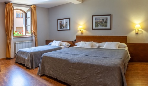 Habitación superior con 1 cama doble o 2 individuales