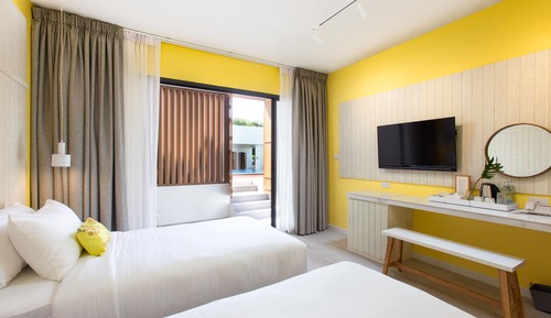 Habitación doble superior, 1 cama de matrimonio grande, junto a la piscina