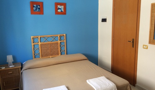 Habitación estándar doble, baño privado, vistas parciales al mar (Stanza 5)