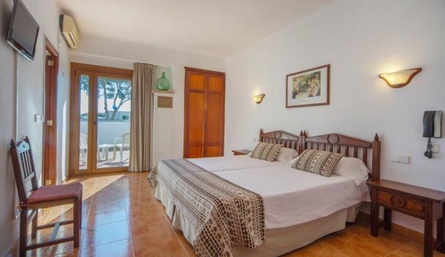 Habitación con 1 cama doble o 2 individuales, balcón, vistas a la piscina