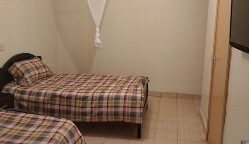Habitación básica con 2 camas individuales