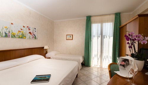 Habitación triple, balcón