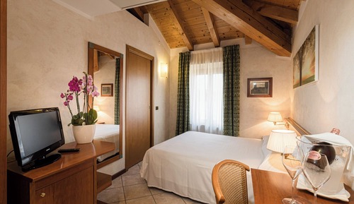 Habitación doble, vistas parciales al lago
