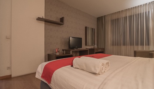Suite (RedDoorz)