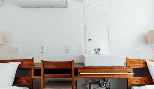 Habitación básica con 2 camas individuales, baño compartido