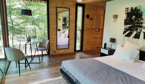 Suite de diseño, 1 cama de matrimonio grande, bañera de hidromasaje (Charlelie: Le Paradis)