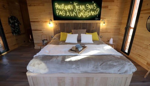 Suite de diseño, 1 cama de matrimonio grande, bañera de hidromasaje (Aurelie Yellow Shelter)