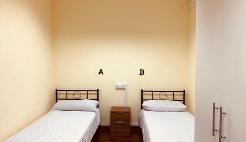 Habitación básica con 2 camas individuales