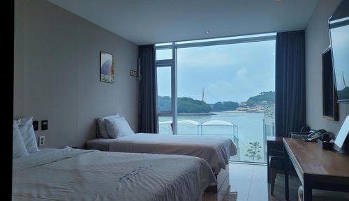 Room (Twin City View)