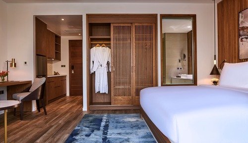 Estudio, 1 cama de matrimonio grande, balcón