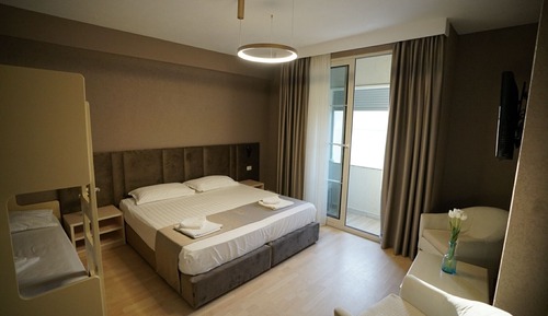 Habitación cuádruple, vistas parciales al mar