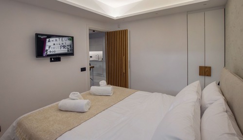 Apartamento de diseño, 1 habitación, vistas al jardín, planta baja