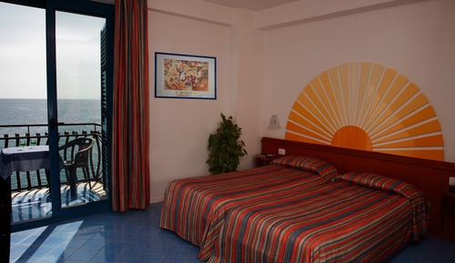 Habitación con 1 cama doble o 2 individuales, vistas parciales al mar