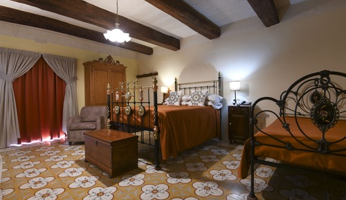 Habitación triple superior, vistas parciales al mar
