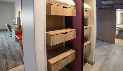 Habitación, 1 cama de matrimonio grande (Mobility & Hearing, Roll-In Shower)