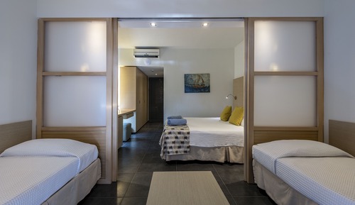 Habitación familiar, vistas parciales al mar