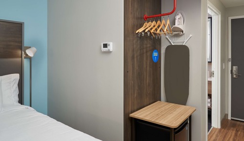Habitación, 1 cama de matrimonio grande (Mobility & Hearing, Roll-In Shower)