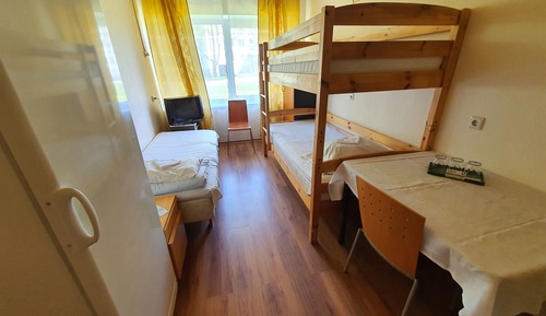 Habitación básica, baño compartido (five beds)