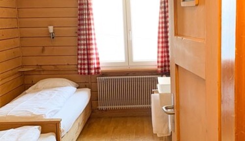 Habitación básica con 2 camas individuales, baño compartido