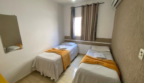 Habitación básica con 2 camas individuales