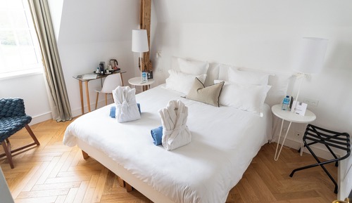 Habitación con 1 cama doble o 2 individuales, vistas al parque