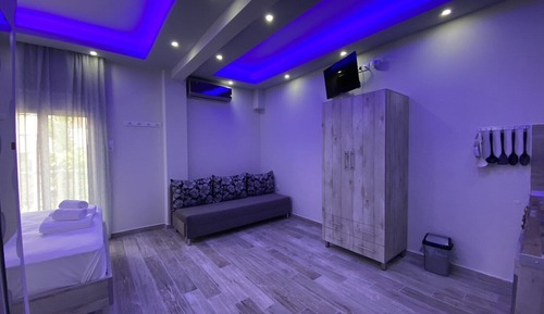 Estudio familiar, 1 cama de matrimonio con sofá cama, vistas al patio