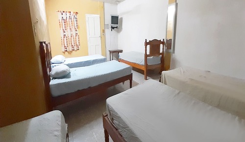 Habitación familiar (6 Single Beds)
